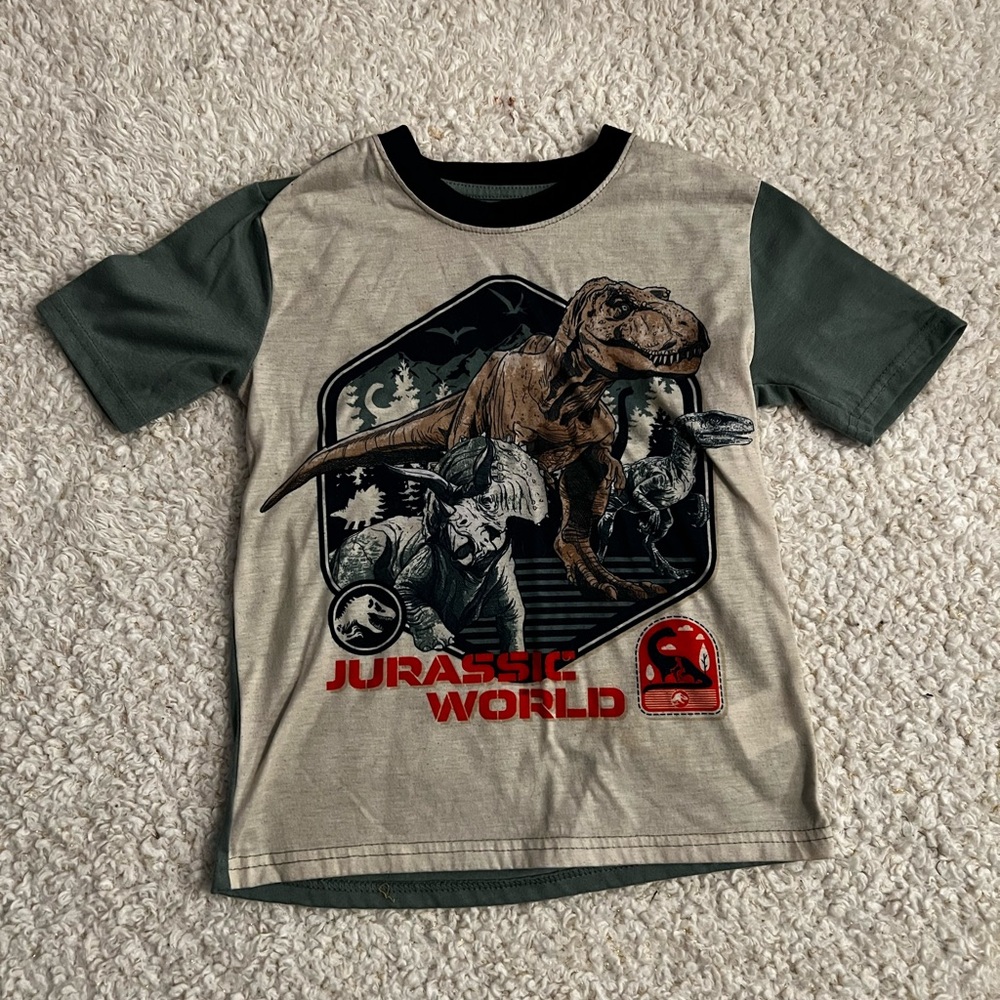 boys jurrasic world pajama shirt. grey/green. size 6/7.